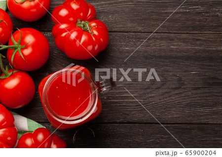 Fresh tomato juice and ripe tomatoes Fresh tomato juice and ripe tomatoes 65900204