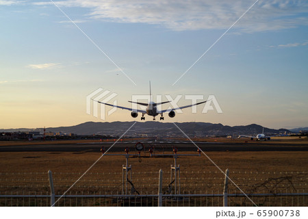 飛行機・夕暮れの着陸 65900738