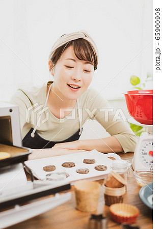 お菓子作り 女性 お菓子作り 女性 65900908