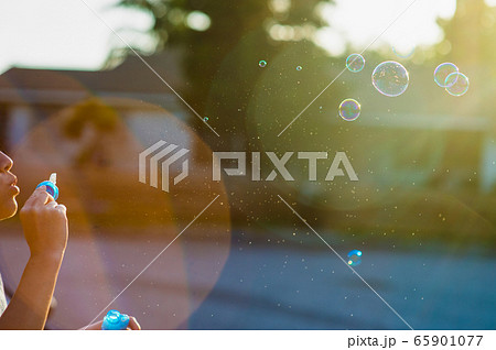 シャボン玉、虹色、輝き、逆光、遊び 65901077