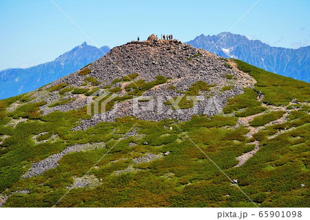 乗鞍岳の富士見岳に登頂する登山者 65901098