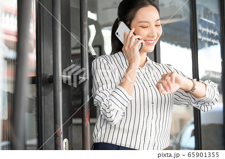 女性　ビジネス　カフェ 65901355