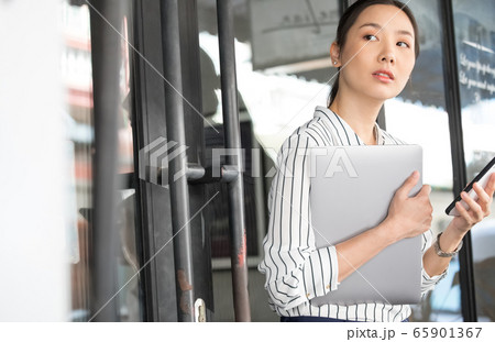 女性 ビジネス カフェ 女性 ビジネス カフェ 65901367