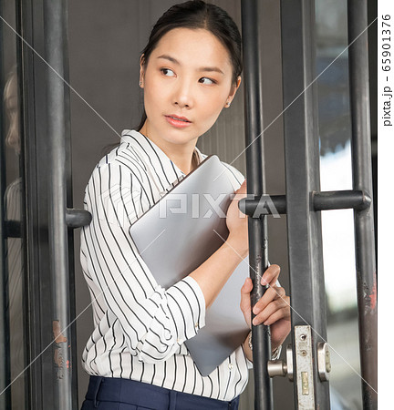 女性　ビジネス　カフェ 65901376