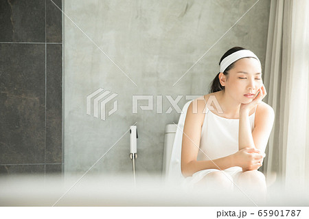 女性　トイレ 65901787