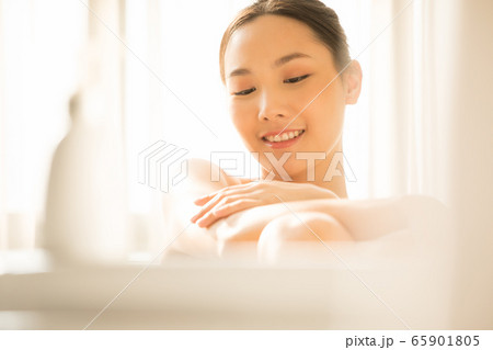 女性 バスタイム 女性 バスタイム 65901805
