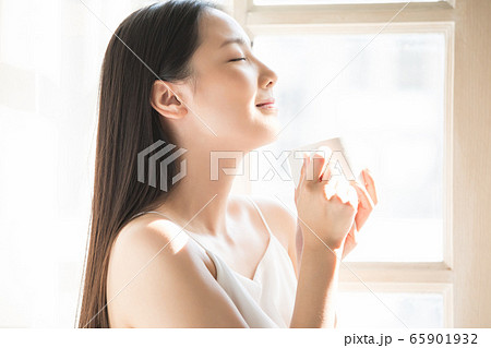 女性　ライフスタイル　リラックス 65901932