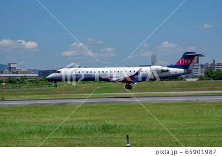 小型ジェット機の着陸 65901987