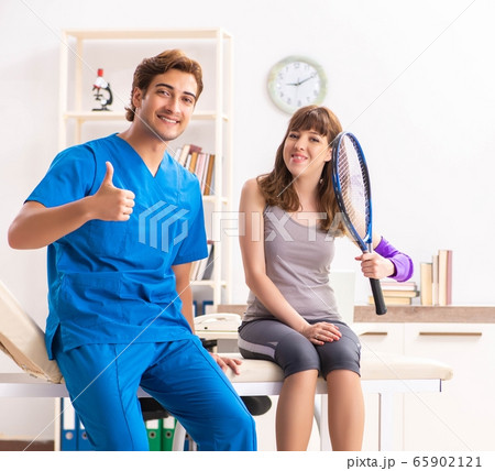 Young tennis player visiting doctor traumatologist 65902121