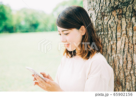 スマホを使う女性 65902156