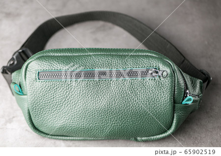 Belt bag made of dark green textured leather, 65902519