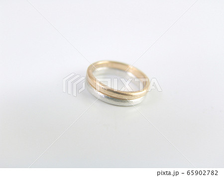 白い背景の シンプルデザインの結婚指輪の写真素材