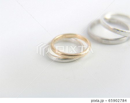 白い背景の シンプルデザインの結婚指輪の写真素材