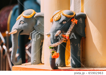 Mapusa, Goa, India. Elephant Statue Near The Shree Ganesh Mandir, Ganeshpuri Temple. Famous Landmark And Popular Destination 65902963
