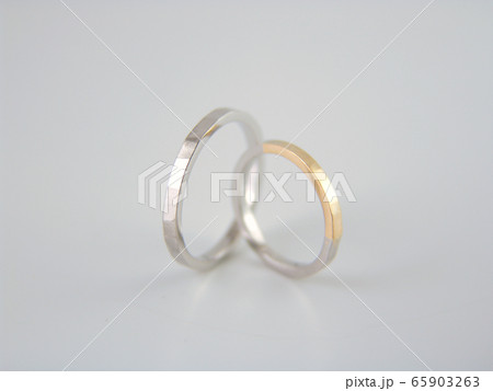 白い背景の ハンマリングデザインの結婚指輪の写真素材