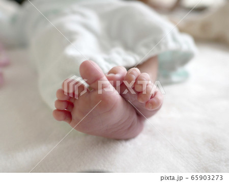 新生児の赤ちゃんの足裏が見える愛らしいボディパーツの写真素材