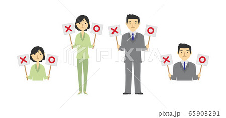 丸バツ札を掲げるビジネスマンたち 65903291