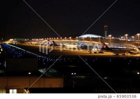 夜の空港 夜の空港 65903536