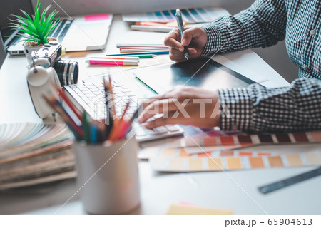 The graphic designer creative team is currently The graphic designer creative team is currently 65904613