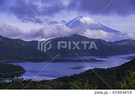 （神奈川県）新緑の箱根大観山から望む、冠雪した富士山 65904659