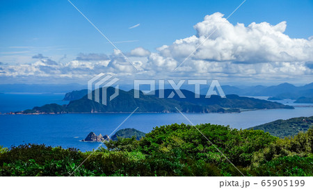 千畳敷高原から日本海の青海島　山口県長門市 65905199