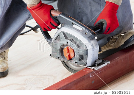 ハンドカッターで作業をする職人 65905615