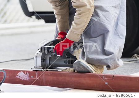 ハンドカッターで作業をする職人 65905617