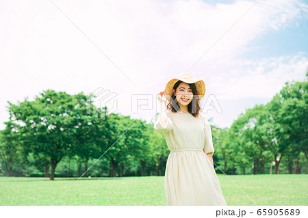 女性　リゾート 65905689