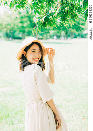 若い女性の夏イメージ 若い女性の夏イメージ 65905839
