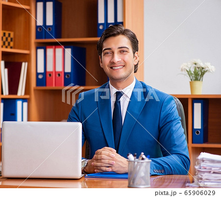 Young employee working in the office 65906029