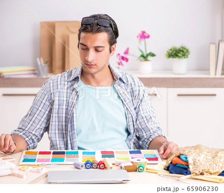 Young handsome tailor working in his workshop 65906230
