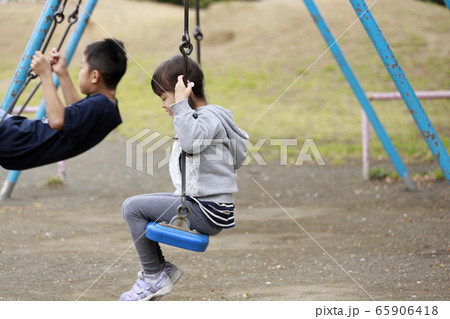 ブランコで遊ぶ兄妹(10歳と5歳) ブランコで遊ぶ兄妹(10歳と5歳) 65906418