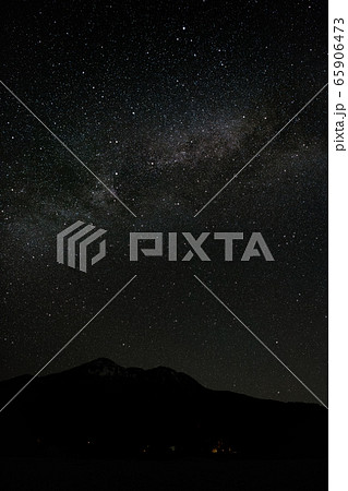 燧ヶ岳の上にかかる天の川 65906473