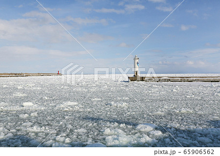 北海道　冬　網走港と流氷 65906562