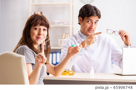 Young woman visiting male doctor ophthalmologist in hospital 65906748