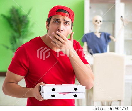 Concept of very slow pizza deliver service Concept of very slow pizza deliver service 65906751