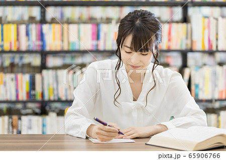 ボールペンを持つ女性　書く　考える 65906766