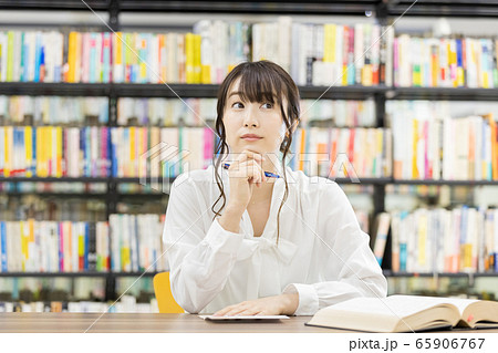 ボールペンを持つ女性　書く　考える 65906767