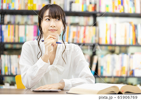 ボールペンを持つ女性 書く 考える ボールペンを持つ女性 書く 考える 65906769