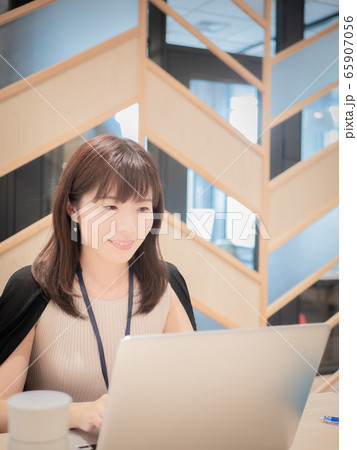 ビジネス　女性 65907056