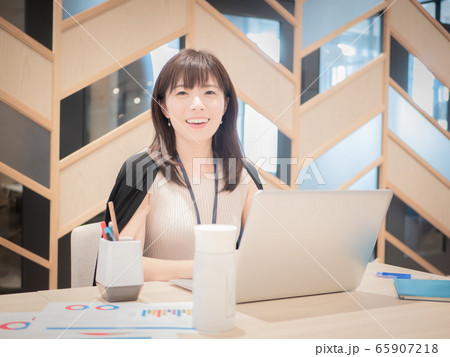 ビジネス　笑顔　女性 65907218