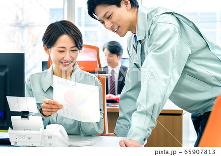オフィス　作業員　作業着　研究者　デスクワーク 65907813