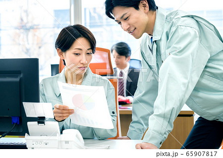 オフィス 作業員 作業着 研究者 デスクワーク オフィス 作業員 作業着 研究者 デスクワーク 65907817