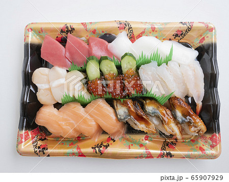 テイクアウトした日本の新鮮な魚のお寿司の盛り合わせ 65907929