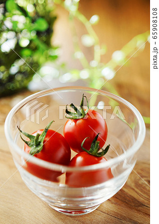 グラスの中のミニトマト 65908108