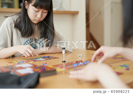 ボードゲームをする家族 ボードゲームをする家族 65908225