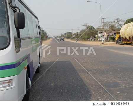 幹線道路･バス（タイ-ラオス友好橋の近く･ビエンチャン／ラオス） 65908943