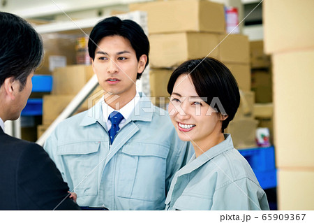 作業員 女性 ビジネスウーマン 軽作業 ミーティング 作業員 女性 ビジネスウーマン 軽作業 ミーティング 65909367