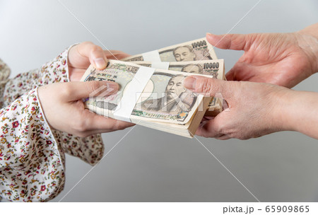 【札束　大金】 65909865