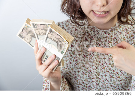 【札束　大金】 65909866